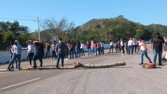 Alumnos realizaron un 'boteo' en la Mérida-Campeche Alumnos realizaron un 'boteo' en la Mérida-Campeche