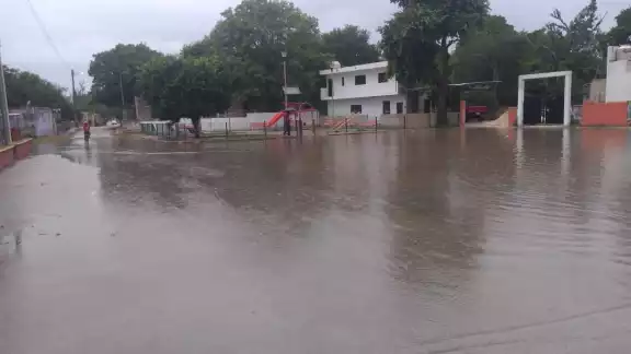 Una cancha deportiva quedó cubierta por el agua ante le fuerte aguacero Una cancha deportiva quedó cubierta por el agua ante le fuerte aguacero