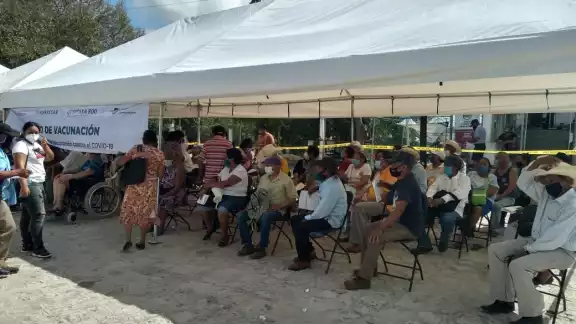 Los abuelitos esperan ser vacunados este miércoles
Los abuelitos esperan ser vacunados este miércoles