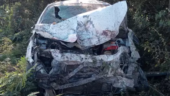 El auto quedó destruido tras la volcadura El auto quedó destruido tras la volcadura