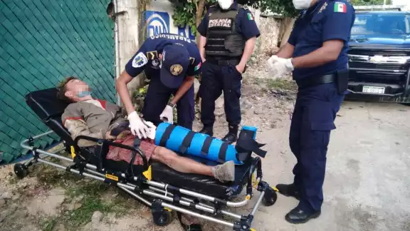 El hombre tuvo que ser trasladado a un hospital para su atención médica Foto: Fernando Poó El hombre tuvo que ser trasladado a un hospital para su atención médica Foto: Fernando Poó
