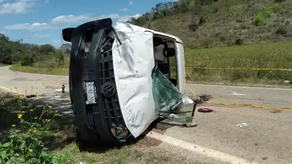 Manchas de líquido hemático quedaron en el asfalto debido a las heridas de consideración que el vidrio provocó a los tripulantes al ser proyectados