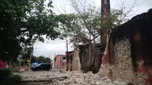 Con el derrumbe se cayó un poste de telefonía e internet Con el derrumbe se cayó un poste de telefonía e internet