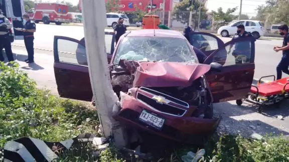 El auto quedó con el frente destrozado El auto quedó con el frente destrozado