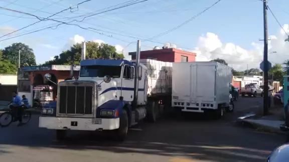 Por las dimensiones del vehículo, éste chocó contra una camioneta que transitaba sobre la 54 en el sentido de Norte a Sur. Foto: Óscar Suaste
Por las dimensiones del vehículo, éste chocó contra una camioneta que transitaba sobre la 54 en el sentido de Norte a Sur. Foto: Óscar Suaste
