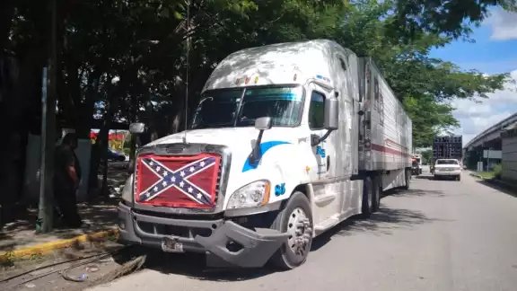 Por no respetar su alto, un tráiler chocó y arrastró a un automóvil en el periférico de Mérida. Foto: Fernando Poo Hurtado. Por no respetar su alto, un tráiler chocó y arrastró a un automóvil en el periférico de Mérida. Foto: Fernando Poo Hurtado.