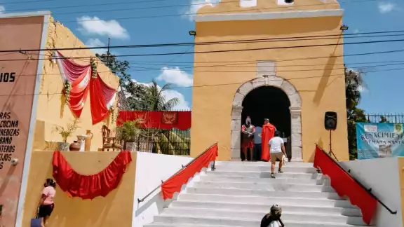 La iglesia de Acanceh forma parte de la escenografía para la representación del Viacrucis La iglesia de Acanceh forma parte de la escenografía para la representación del Viacrucis