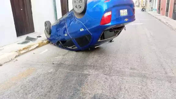 El auto quedó a media calle de la calle 65 con las llantas hacia arriba El auto quedó a media calle de la calle 65 con las llantas hacia arriba