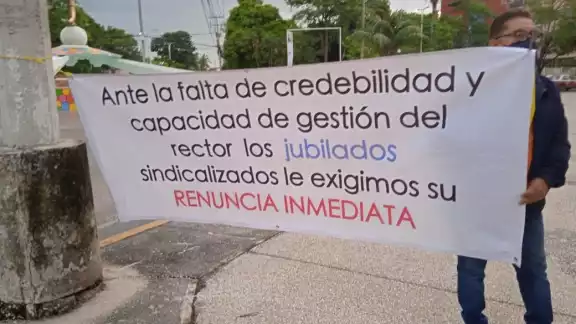 Manifestantes y sindicato le exigen pago de adeudos de remuneraciones y piden que renuncie Manifestantes y sindicato le exigen pago de adeudos de remuneraciones y piden que renuncie