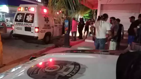 Los paramédicos le brindaron los primeros auxilios, y posteriormente lo trasladaron a un hospital Los paramédicos le brindaron los primeros auxilios, y posteriormente lo trasladaron a un hospital