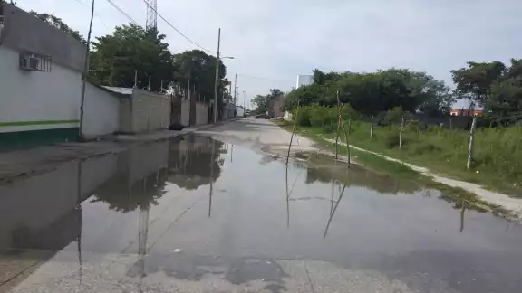La fuga se ha reportado ante las autoridades que sólo dicen que pronto lo arreglarán, pero lleva así tres meses La fuga se ha reportado ante las autoridades que sólo dicen que pronto lo arreglarán, pero lleva así tres meses