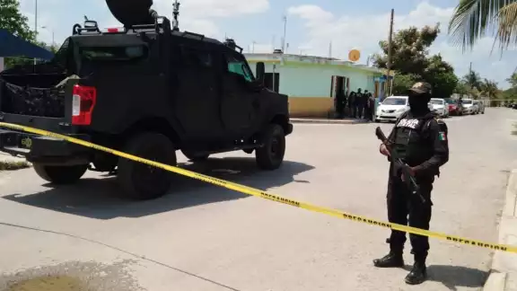 El lugar era custodiado por un vehículo blindado tipo Cobra