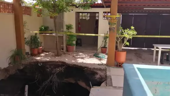 Según los vecinos del rumbo, el socavón atraviesa por debajo de la tierra varias viviendas y que, al pasar por el lugar, se siente la vibración de la tierra Según los vecinos del rumbo, el socavón atraviesa por debajo de la tierra varias viviendas y que, al pasar por el lugar, se siente la vibración de la tierra