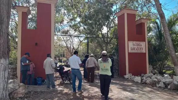 Una reja impide el paso a los campesinos Una reja impide el paso a los campesinos