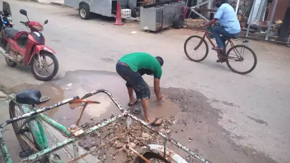 Un empleado del Ayuntamiento acudió a reparar la fuga Un empleado del Ayuntamiento acudió a reparar la fuga