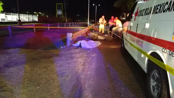 Al llegar a la altura del rastro municipal perdió el control del caballo de acero, impactándose de frente contra el muro de contención Al llegar a la altura del rastro municipal perdió el control del caballo de acero, impactándose de frente contra el muro de contención
