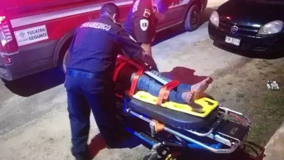 Paramédicos valoraron al joven y lo abordaron de emergencia para llevarlo al Hospital San Carlos de Tizimín Paramédicos valoraron al joven y lo abordaron de emergencia para llevarlo al Hospital San Carlos de Tizimín