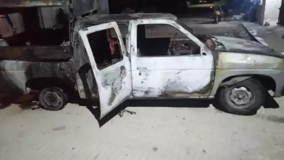 A pesar del esfuerzo de las personas, la camioneta terminó calcinada A pesar del esfuerzo de las personas, la camioneta terminó calcinada