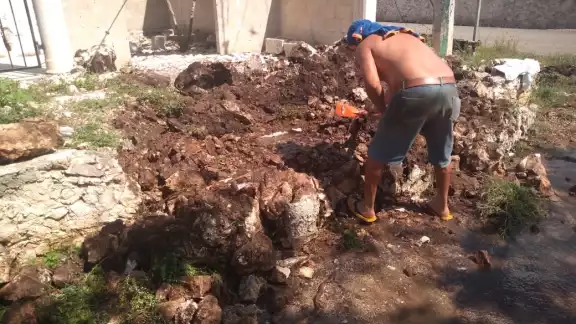 Un hombre que rompía parte de la acera terminó dañando una tubería de agua potable