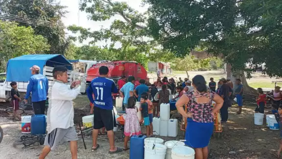 Con cubetas los habitantes de las comunidades recogen agua potable Con cubetas los habitantes de las comunidades recogen agua potable