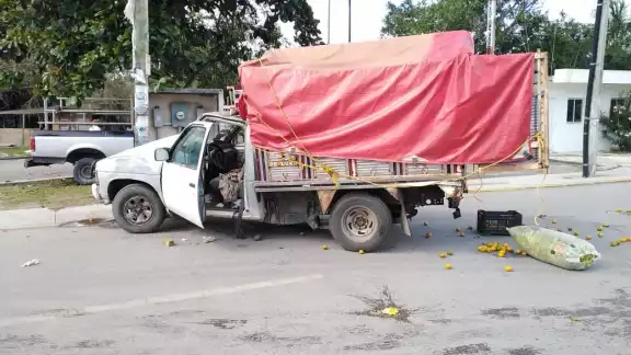 La camioneta quedó con daños en su parte frontal, mientas se desconoce si el ladrón resultó lesionado en Playa del Carmen La camioneta quedó con daños en su parte frontal, mientas se desconoce si el ladrón resultó lesionado en Playa del Carmen