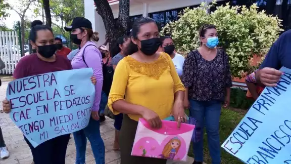 Una de las zonas que permanece destruida pese a ser el constante paso de los alumnos Una de las zonas que permanece destruida pese a ser el constante paso de los alumnos