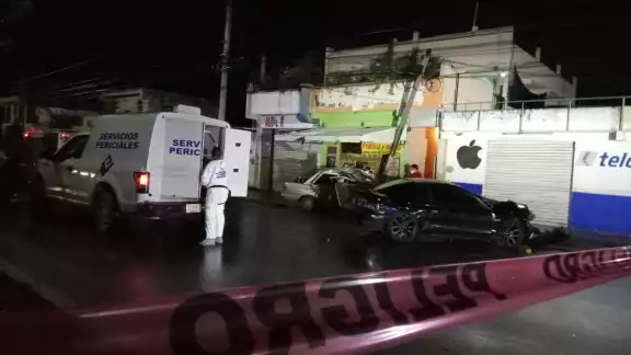 El conductor del vehículo Tsuru y su acompañante murieron en el lugar tras el choque en la Región 233 de Cancún
