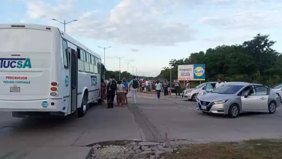 Las unidades involucradas en el choque sobre la avenida 115 de Playa del Carmen fueron llevadas al corralón de la ciudad para restablecer el flujo vehicular de la zona