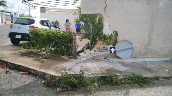 Ambos vehículos estaban asegurados, las pólizas estaban al corriente y el incidente aparentemente se resolvería en el lugar de los hechos. Foto: Fernando Poo Hurtado

