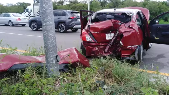 Tras el golpe en la parte trasera del automóvil, éste dio una serie de vueltas sobre su eje en el asfalto para luego terminar estampado en un poste Tras el golpe en la parte trasera del automóvil, éste dio una serie de vueltas sobre su eje en el asfalto para luego terminar estampado en un poste