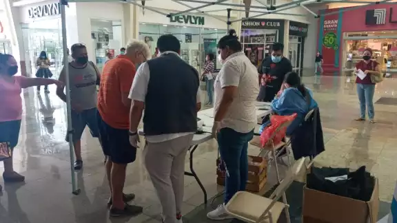 La ciudadanía se dijo molesta, pues no respetan el horario, instalándose al filo de las 11:30 horas. La ciudadanía se dijo molesta, pues no respetan el horario, instalándose al filo de las 11:30 horas.