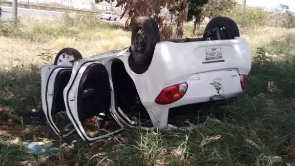 El automóvil quedó volteado a un costado del Periférico de Mérida