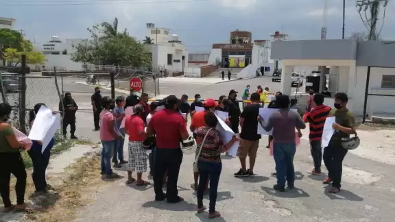 La directora del penal salió a hablar con los inconformes La directora del penal salió a hablar con los inconformes