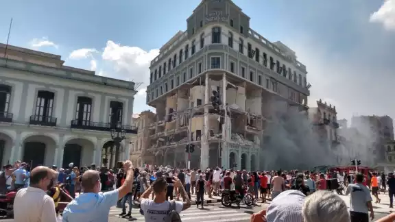 Parte del hotel Saratoga en La Habana, Cuba, quedó en ruinas