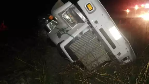 Conductores que circulaban en ese momento en la vía Champotón-Carmen tomaron varias sandías regadas en la vía Conductores que circulaban en ese momento en la vía Champotón-Carmen tomaron varias sandías regadas en la vía
