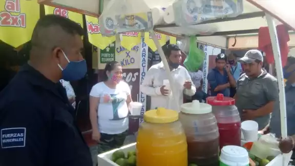 Al final terminaron llevándose el triciclo y los vitroles de agua que expendía el comerciante. Al final terminaron llevándose el triciclo y los vitroles de agua que expendía el comerciante.