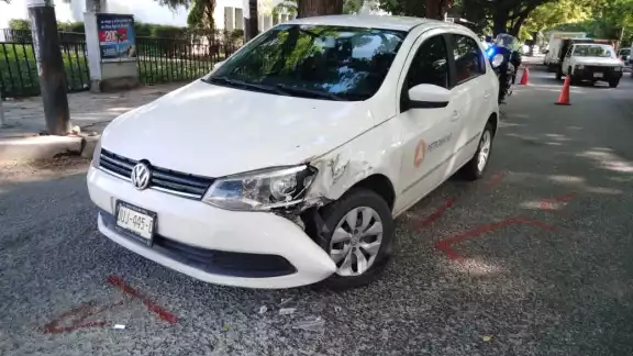 El accidente pudo ser peor, ya que por poco queda debajo de la pesada unidad. Foto: Fernando Poo Hurtado