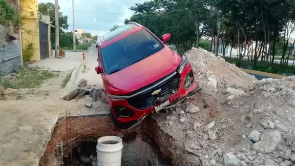 La automovilista no pudo evitar impactarse contra el montículo de escombro que se encontraba en la avenida Lakín La automovilista no pudo evitar impactarse contra el montículo de escombro que se encontraba en la avenida Lakín
