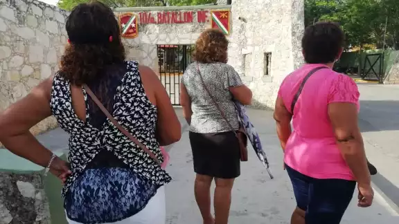 Desde temprano, de forma intermitente, empezaron a llegar a las instalaciones una veintena de personas para supuestamente recibir su inyección