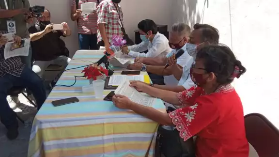 Asimismo, el abogado Villevaldo Pech Moo, demandó, además, la destitución inmediata del presidente estatal de Morena, Asimismo, el abogado Villevaldo Pech Moo, demandó, además, la destitución inmediata del presidente estatal de Morena,