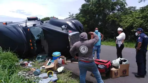 El conductor Alejandro Antonio fue llevado por ambulancia de la SSP a la clínica del IMSS de Tizimín El conductor Alejandro Antonio fue llevado por ambulancia de la SSP a la clínica del IMSS de Tizimín