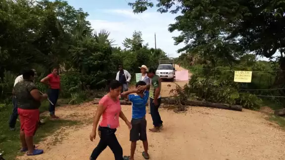 Vecinos exigen que se repare la carretera que los volquetes han destrozado Vecinos exigen que se repare la carretera que los volquetes han destrozado