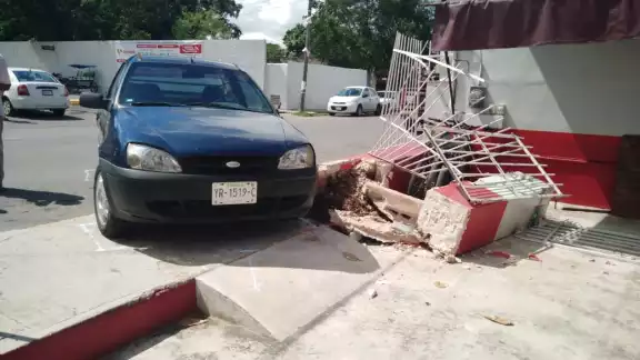 Cabe recalcar que el afectado recogió la placa con todo y la delantera del responsable, la cual será entregada a las autoridades correspondientes. Foto: Fernando Poó
Cabe recalcar que el afectado recogió la placa con todo y la delantera del responsable, la cual será entregada a las autoridades correspondientes. Foto: Fernando Poó