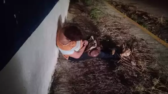 La mujer fue atendida por paramédicos La mujer fue atendida por paramédicos