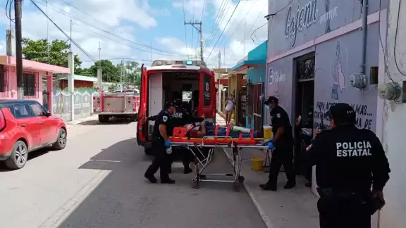 El hombre sufrió varios golpes y una fractura en el brazo por lo que fue trasladado a un hospital El hombre sufrió varios golpes y una fractura en el brazo por lo que fue trasladado a un hospital