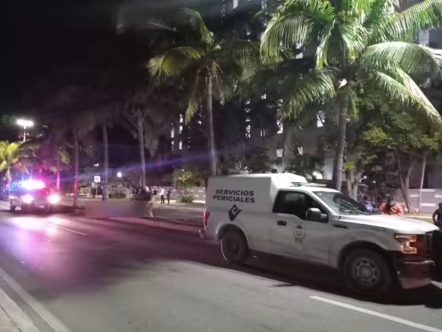 El cuerpo del motociclista fue llevado a las instalaciones del Semefo en Cancún, en espera de ser identificado