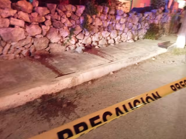 El hombre fue auxiliado por vecinos, ya que presentaba una herida en el estómago