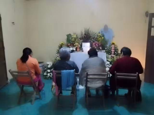 Las rezadoras son las encargadas de realizar el rito religioso