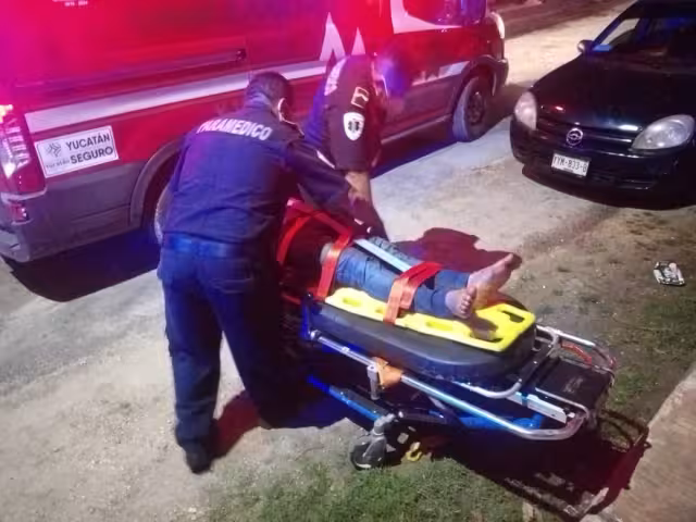 Paramédicos valoraron al joven y lo abordaron de emergencia para llevarlo al Hospital San Carlos de Tizimín