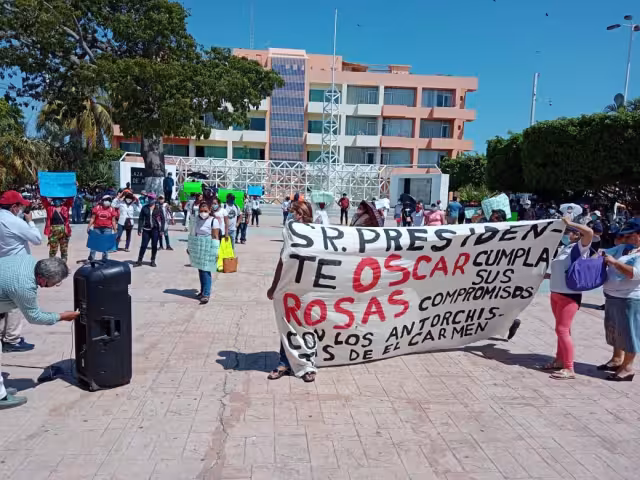 Los manifestantes exigen ser incluidos en programas de vivienda, mejoramiento de calles, agua potable y seguridad a las familias de “La Antorcha”.